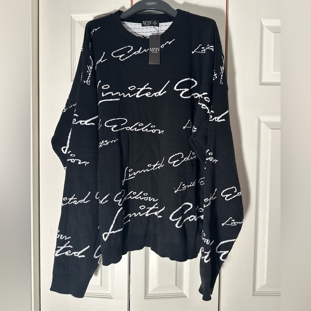 Boohoo Black and White Crewneck Sweater with Script Design